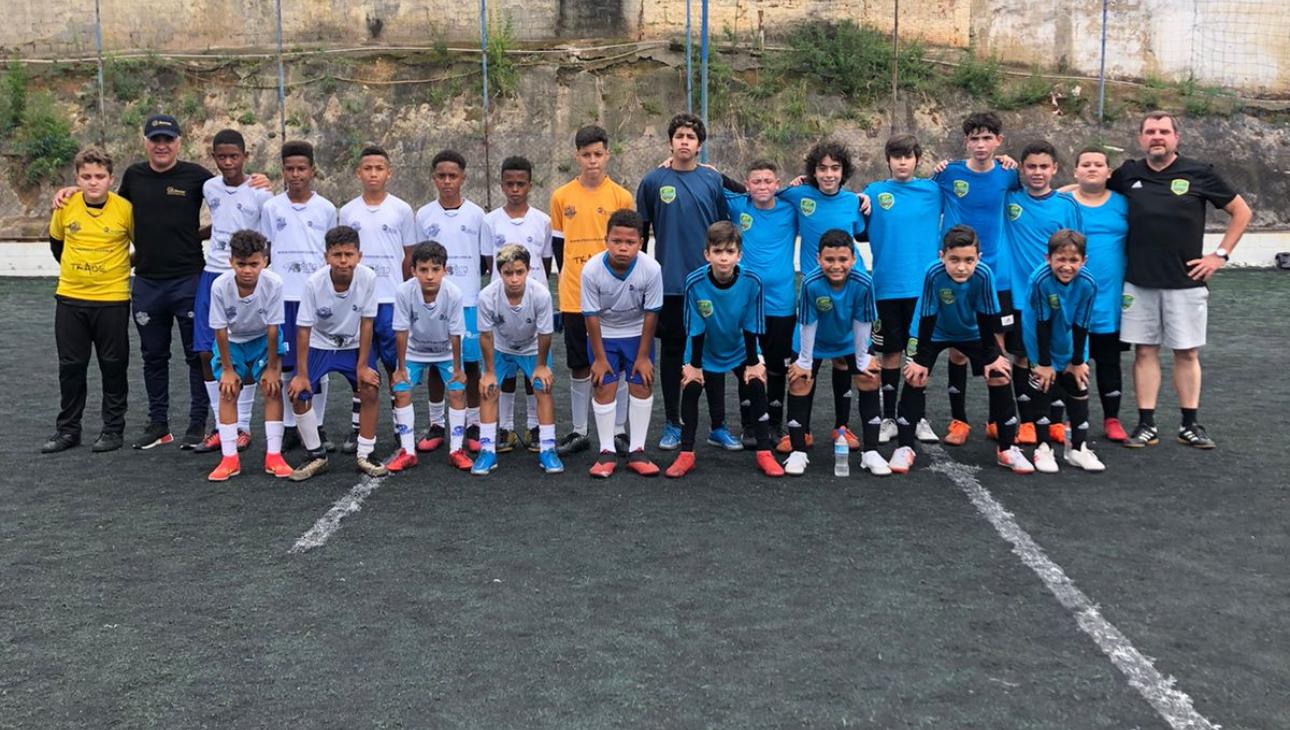 Peneira regional com múltiplos jogadores em campo